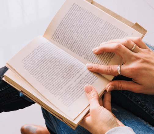 Persona sosteniendo un libro